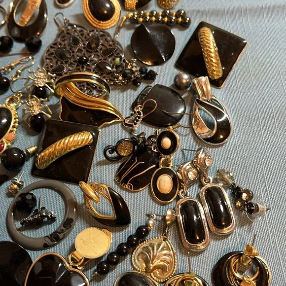 Black single earring lot, vintage to now, 55+ pieces - Picture 7 of 12